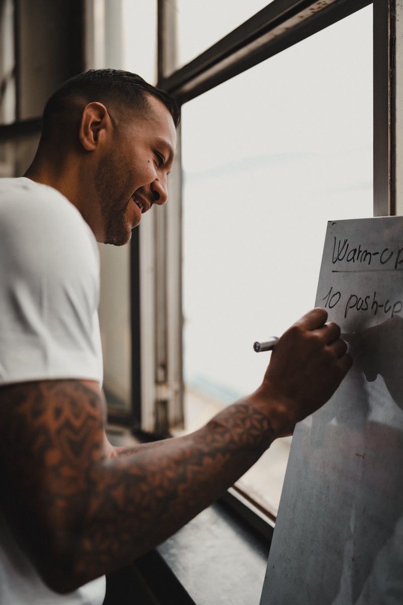 Edgar Medina préparant un programme de coaching